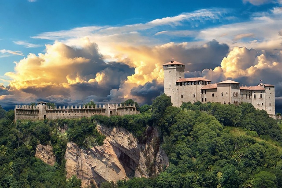 Il castello di Angera, il Museo della Bambola e del Giocattolo sono a due passi da Sirio Hotel