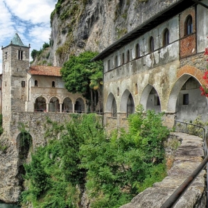 Santa Caterina del sasso a due passi da Sirio Hotel Lago Maggiore
