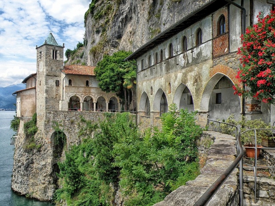 Santa Caterina del sasso a due passi da Sirio Hotel Lago Maggiore